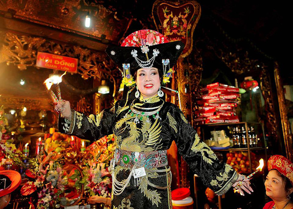Vietnamese costumes for Mother Goddess worship introduced in Europe